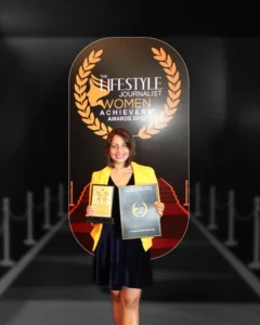 Award-winning thyroid diet expert Shreya receiving the Lifestyle Journalist Women Achievers award for medical nutrition.