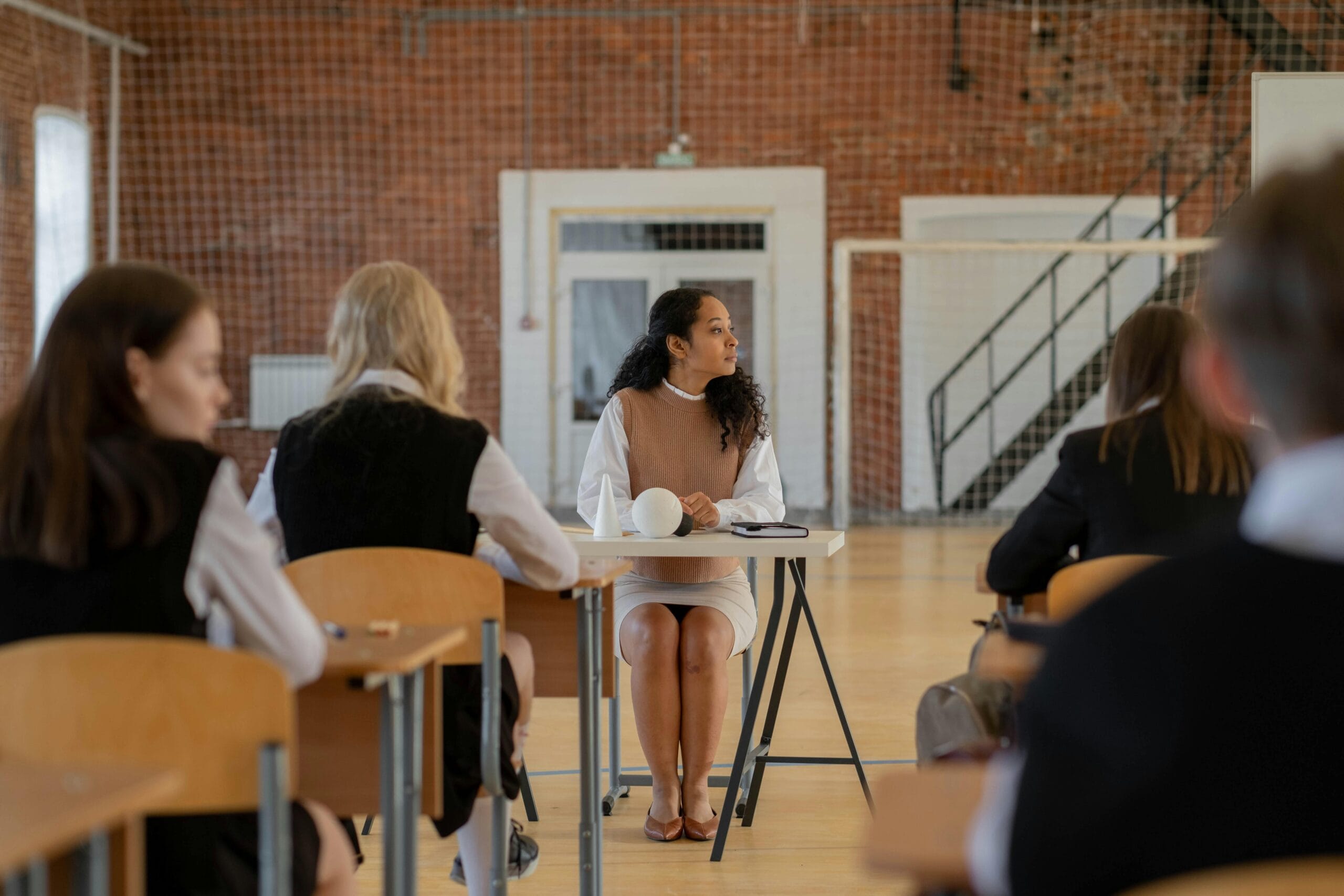 Expert thyroid nutritionist in India team developing a customized thyroid diet plan for a management program.